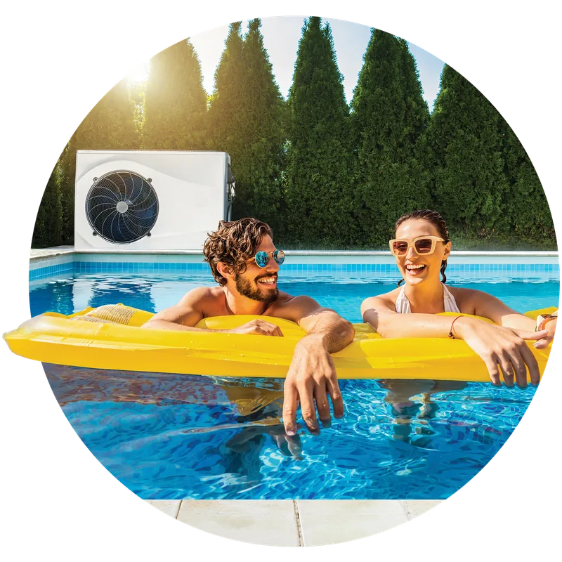 Famille profitant d'une piscine chauffée par une PAC HEIWA